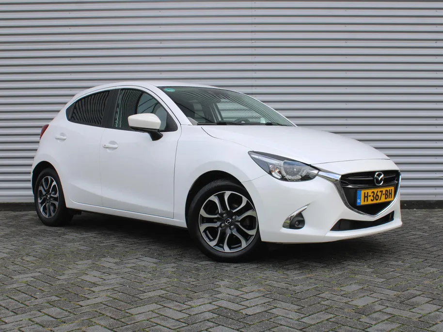 Mazda 2 1.5 Skyactiv-G GT-M | Trekhaak | Camera | Stoelverwarming | 16' LM | Navi | Cruise | Clima | Dodehoek detectie | LED | HUD |
