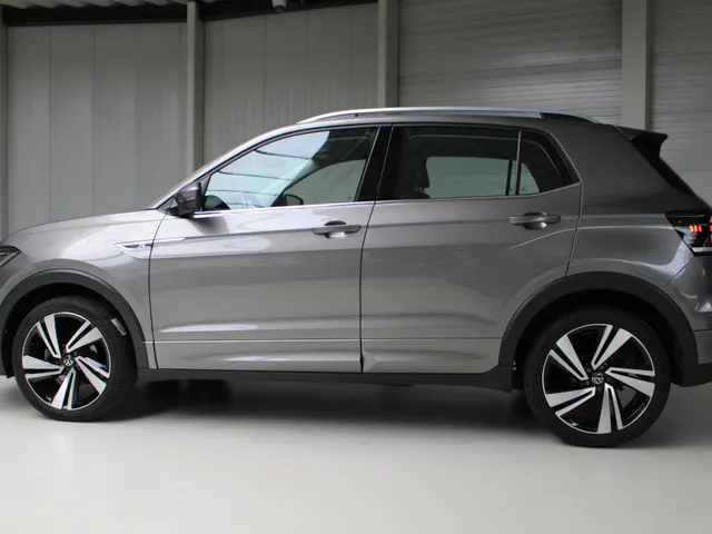 Volkswagen T-Cross 1.5 TSI DSG R-Line | Navigatie | PDC | 18 inch LM | Stoelverw.