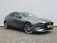 Mazda 3 2.0 e-SkyActiv-G M Hybrid 122 Luxury | Trekhaak | Stuur-/stoelverwarming | Leer | 360 Camera | Stoelgeheugen | 18' LM | HUD | LED | Cruise adapt. |