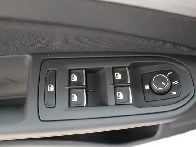 Volkswagen Golf 1.0 eTSI Life DSG | Navigatie Pro | Cruise Control | Lichtmetalen velgen