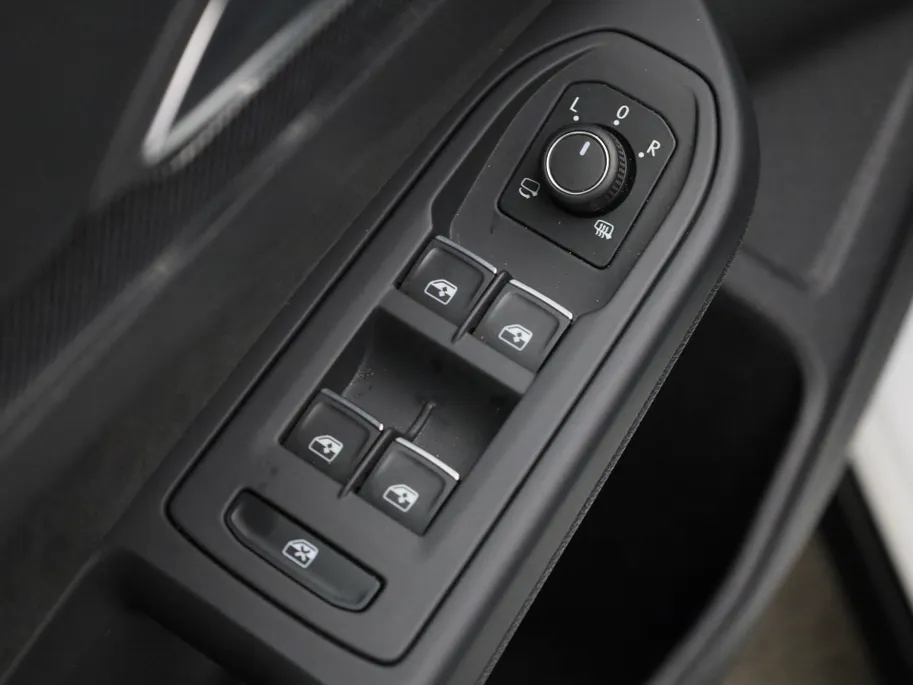 Volkswagen Golf 1.5eTSI/150PK R-Line Black Style DSG · Navigatie · Camera + Parkeersensoren · Apple/Android Car Play · Garantie t/m 18-11-2026  · EXTRA INRUILKORTING ·