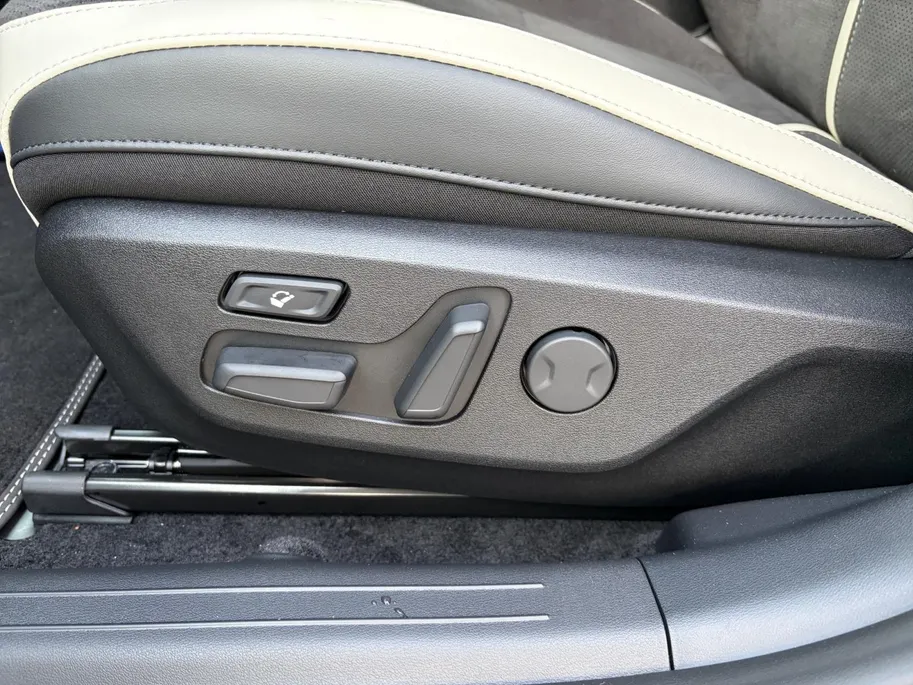 Kia EV6 GT-Line Business Edition 84 kWh | Rijdende Demo ! | Draadloos Apple Carplay / Android Auto | Navigatiesysteem | Elektrisch Verstelbare voorstoelen | Licht + Regensensor | Stoelverwarming+ Stoelkoeling  | Stuurverwarming | Elektrisch Bedienbare Achterklep 