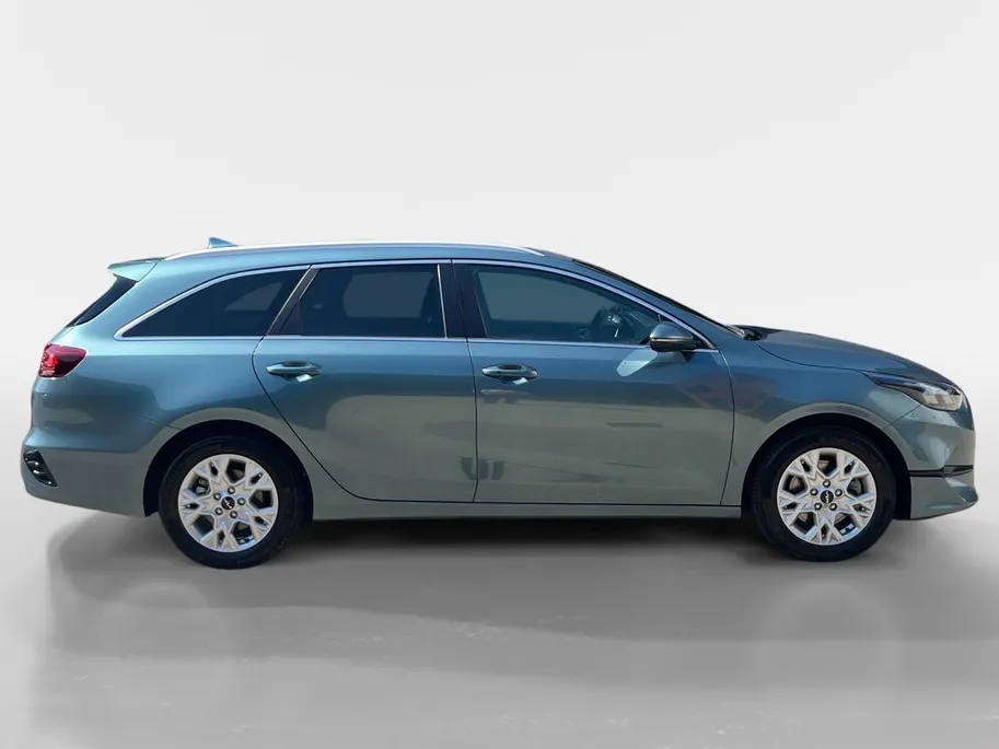 Kia Ceed Sportswagon 1.0 T-GDi DynamicPlusLine | Apple Carplay / Android Auto | Navigatiesysteem | Stoel + Stuurverwarming | Licht + Regensensor | Parkeersensoren Voor + Achter | Camera Achter | Elektrisch Bedienbare Achterklep | Cruise Control | Rijstrooksensor + Correctie