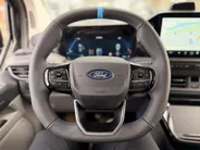 Ford E-Transit Custom L2H1 MS-RT 71 kWh 286 PK Dubbele Cabine UIT VOORRAAD I INKLAPBARE TREKHAAK I DRIVER ASSIST PACK ULTIMATE I DUBBELE ZIJSCHUIFDEUREN I FULL LED-KOPLAMPEN I APPLE CARPLAY / ANDROID AUTO I