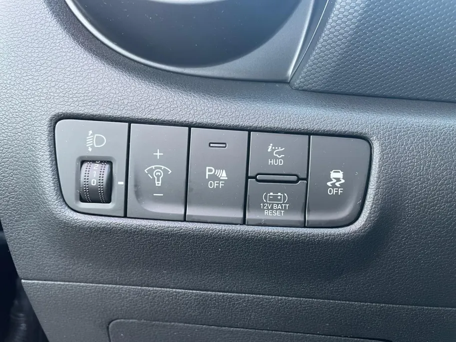 Hyundai Kona 1.6 GDI HEV Fashion Sky | Navigatie| Lichtmetalen velgen| Parkeersensoren| Schuif- kanteldak| Climate Controle| Adaptieve Cruise Controle| Dode hoeksensor|