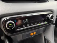 Toyota Yaris 1.5 Hybrid 115 Comfort Apple Carplay/Android Auto , cruise control adaptief en stuurhulp , climate , lm velgen , tel , usb , camera .