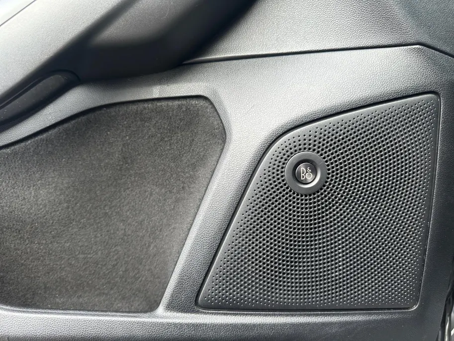 Ford Focus 2.3 EcoBoost ST-3 | 280 PK | Launch control | Recaro stoelen | 19' inch lichtmetalen velgen | Apple carplay & Android auto | Parkeersensor voor en achter | Achteruitrijcamera | Bang & Olufsen audio | Winter pack | Cruise control | Bovag garantie |
