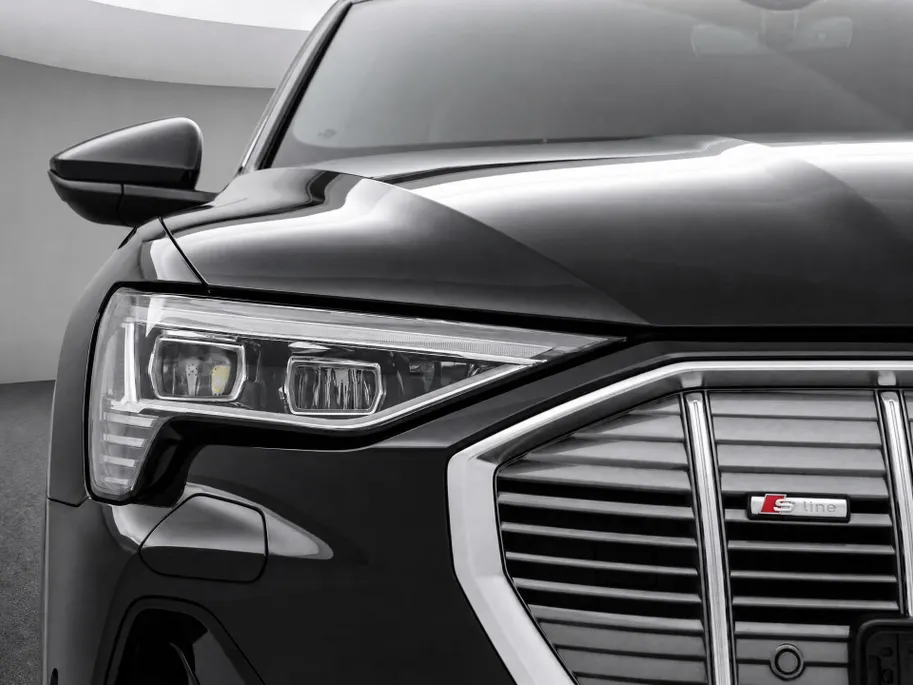 Audi e-tron 55 quattro 95 kWh 408pk S Edition · SOH 96,8% · Camera · Luchtvering · Afneembare Trekhaak · Head-Up Display · Elek. Achterklep · Stoelverwarming · 20'Velgen ·