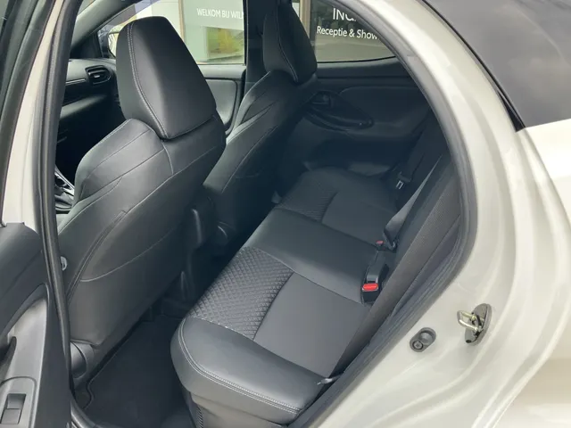 Toyota Yaris 1.5 Hybride Selection | Bi-Tone | Apple Car-play | Stoelverw