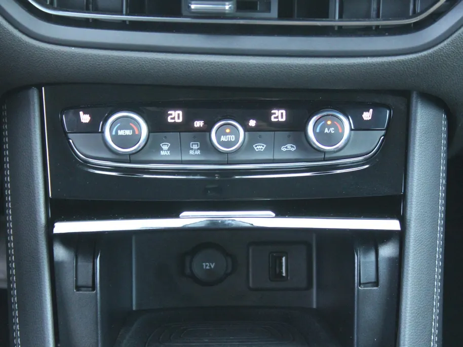Opel Grandland 1.2 Turbo GS Line | Stuur-/ stoel-/ voorruitverwarming | Matrix LED | Elek. achterklep | 18' LM | Dodehoek detectie | Clima | Navi | Camera voor + achter |