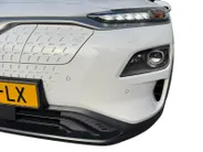 Hyundai Kona EV Limited Sky 64 kWh | Zeer compleet | 99% SOH | Open dak | Lederen bekleding | Trekhaak | Stoel verwarming & koeling | Stuurverwarming |