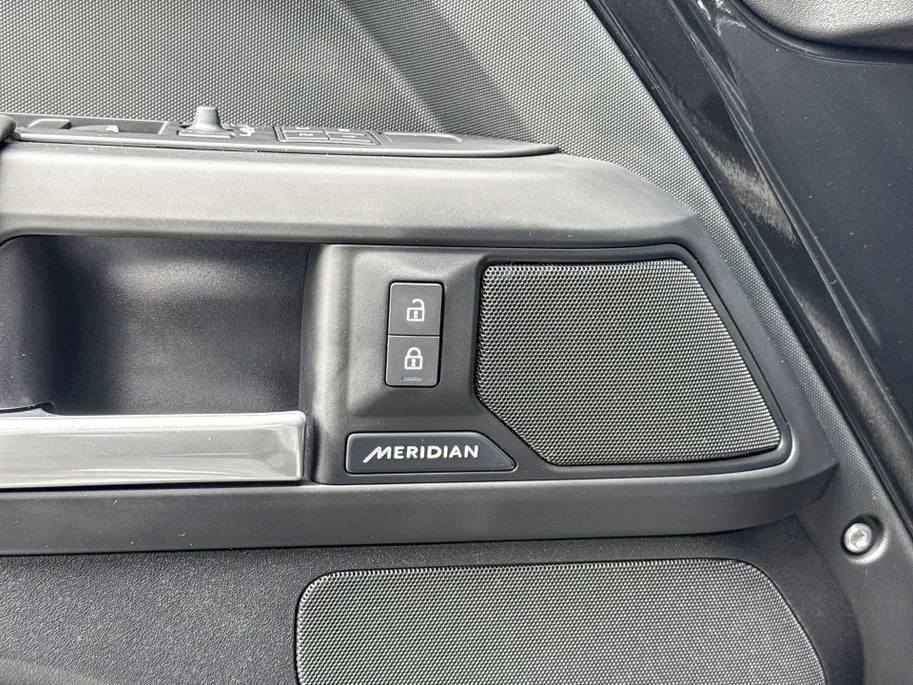 Land Rover Defender 110 2.0 P300e 110 X-Dynamic HSE