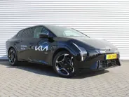 Kia EV4 Fastback GT-PlusLine 81.4 kWh | Schuifdak | Stuur-/stoelverwarming + ventilatie | Camera rondom | Elek. stoelverstelling | Leer | HUD | LED | 19' LM |