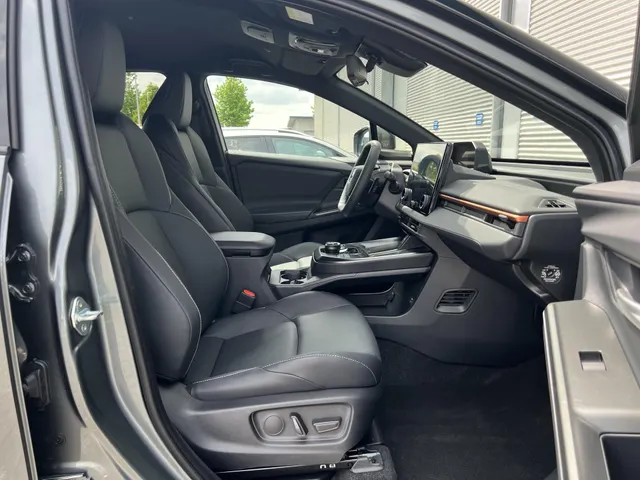 Subaru Uncharted 2E-xcite+ 77 kWh Automaat | Nieuw Leverbaar | Two-Tone Metallic Lak | Elek. Binnenspiegel | Lederen Bekleding
