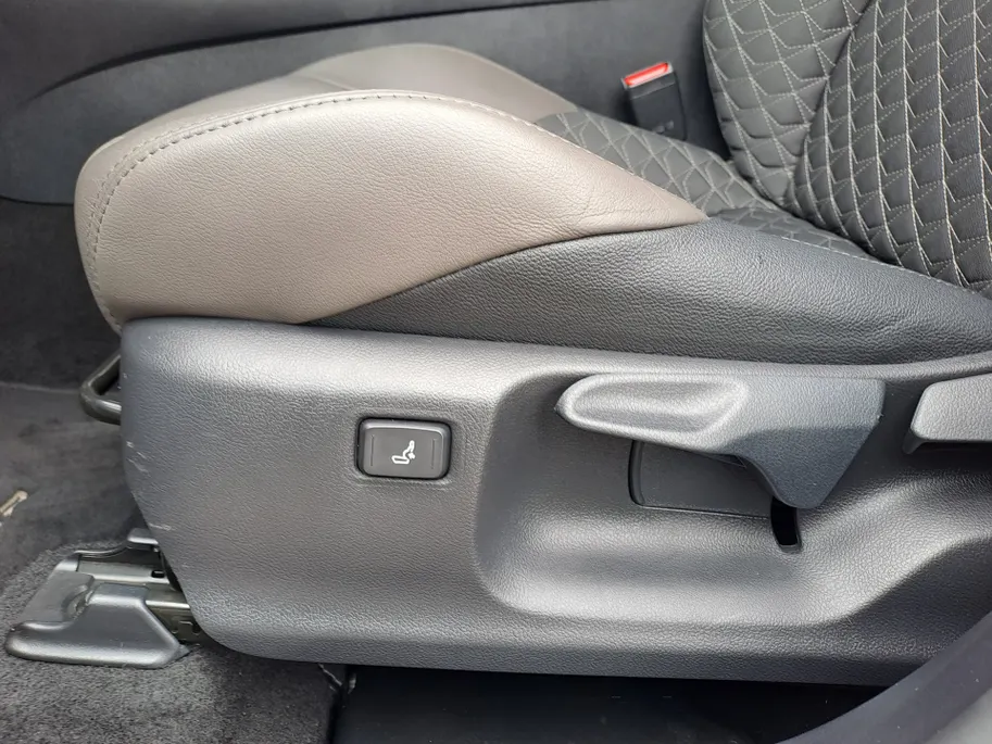 Toyota C-HR 2.0 Hybrid Executive | Automaat | Cruise control adaptief | JBL | Camera | Navigatiesysteem full map | Apple Carplay/Android Auto | LM Velgen