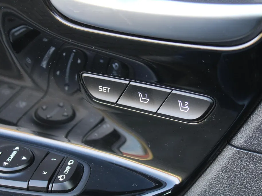 Kia e-Niro ExecutiveLine 64 kWh | Trekhaak | Stuur-/stoelverwarming + ventilatie | Leer | 17' LM | Cruise adapt. | Dodehoek detectie | LED | JBL audio |