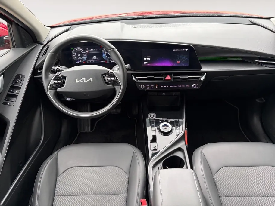Kia Niro EV DynamicLine 64.8 kWh |*1E EIGENAAR | TREKHAAK | *LAGE KM- STAND | VOLLEDIG DEALER ONDERH. | APPLE CARPLAY/ ANDROID AUTO | CAMERA | NAVI | ADAPT. CRUISE | NETTE AUTO |
