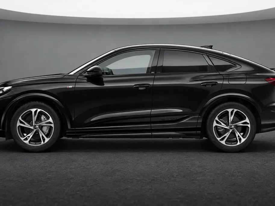 Audi Q6 e-tron Sportback S edition 83 kWh 252 PK · Trekhak elek. wegklapbaar · Optiekpakket zwart · S-line zwart leder-kunstlederen bekleding