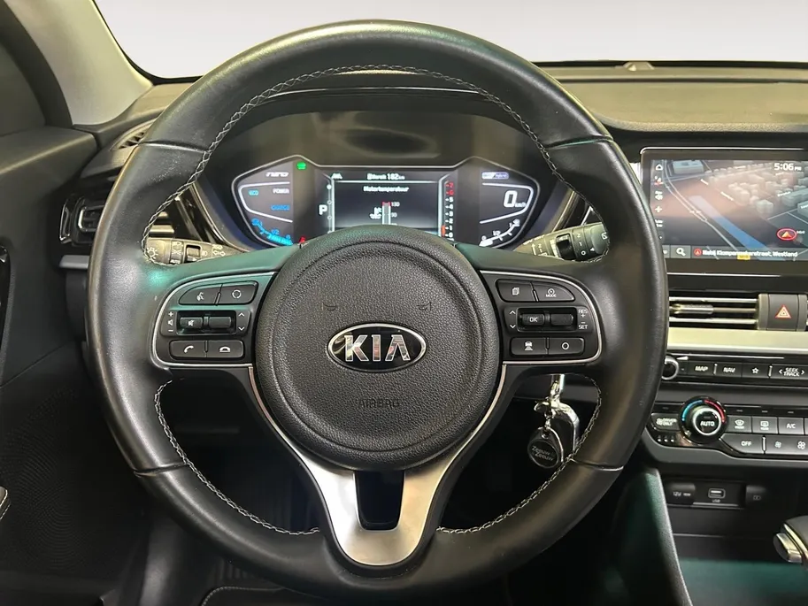 Kia Niro 1.6 GDi Hybrid Edition | Trekhaak Vaste Kogel+ 13-Polige stekker | Schuifkanteldak | Apple Carplay / Android Auto | Navigatiesysteem | Licht + Regensensor | Parkeersensoren + Camera Achter | 16' Lichtmetalen Velgen | Cruise Control Adaptief | Rijstrooksen