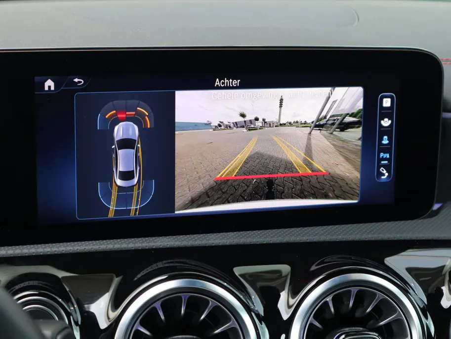 Mercedes-Benz CLA 180 Business Solution AMG l Trekhaak l Panoramadak l stoelverwarming