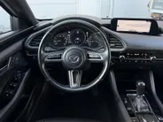 Mazda 3 2.0 e-SkyActiv-G M Hybrid 122 Comfort met Bose | Apple Carplay / Android Auto | Navigatiesysteem | Licht + Regensensor | Elektrisch Verstelbare Bestuurderstoel  | Stoel + Stuurverwarming | Parkeersensoren Voor + Achter | Camera Achter | 18'Lichtmetalen ve
