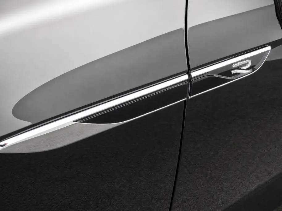 Volkswagen Touareg 3.0TSI 340kW/462PK R-line · Panoramadak · Trekhaak · Leder · Luchtvering
