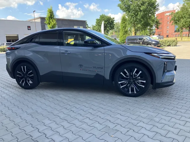 Toyota C-HR+ First Edition 77 kWh | Bi-Tone | 20'| Stoel&Stuurverw | Camera