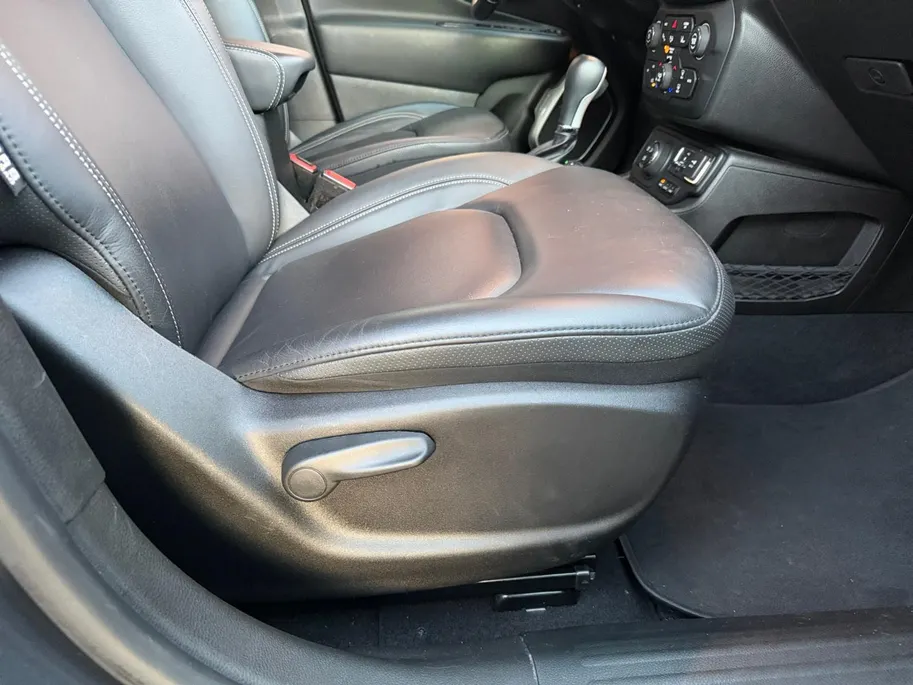 Jeep Renegade 1.5T e-Hybrid S 190PK AUTOMAAT | Black line| Lichtmetalen velgen| Parkeer sensoren V/A| Navigatie| Camera| Climate Control| 4WD drive| Leer| elec. stoel| Reservewiel|