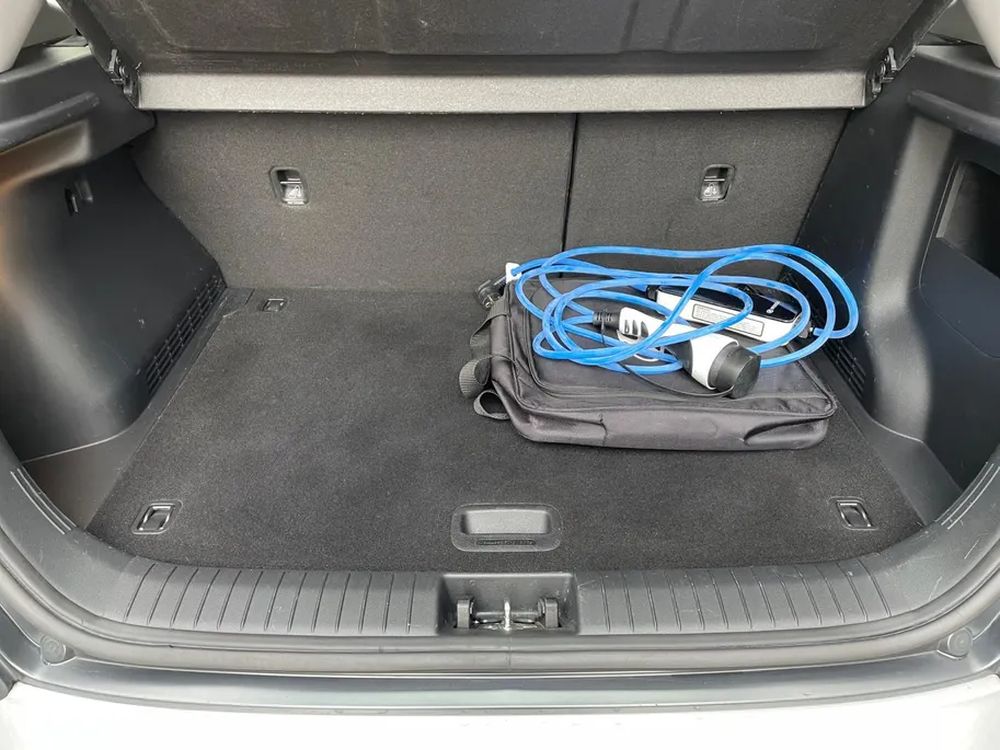 Hyundai Kona EV Comfort 64 kWh | Warmtepomp | 100% SOH | Adaptive cruise control | Apple Carplay & Android Auto | Achteruitrijcamera | Parkeersensoren achter | Keyless entry | DAB radio |