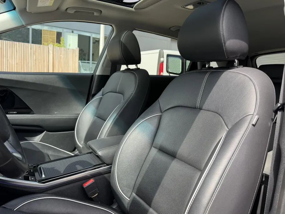 Kia e-Niro ExecutiveLine 64 kWh | Warmtepomp | Memory seats | Stoelverwarming- en ventilatie | JBL audio-installatie | Glazen schuif-/kanteldak | Dodehoekassistentie | Parkeersensoren voor- en achter | Apple/Android Carplay