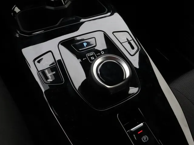 Toyota Urban Cruiser Dynamic 61 kWh | Stoel/Stuur Verwarming | Carplay |
