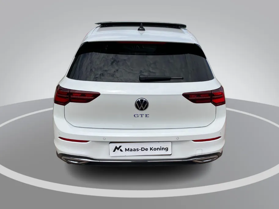 Volkswagen Golf 1.4eHybrid 180kW/245PK GTE · Panoramadak · Dodehoeksensoren · Navigatie · Apple/Android Car Play · Camera · Stoelverwarming ·