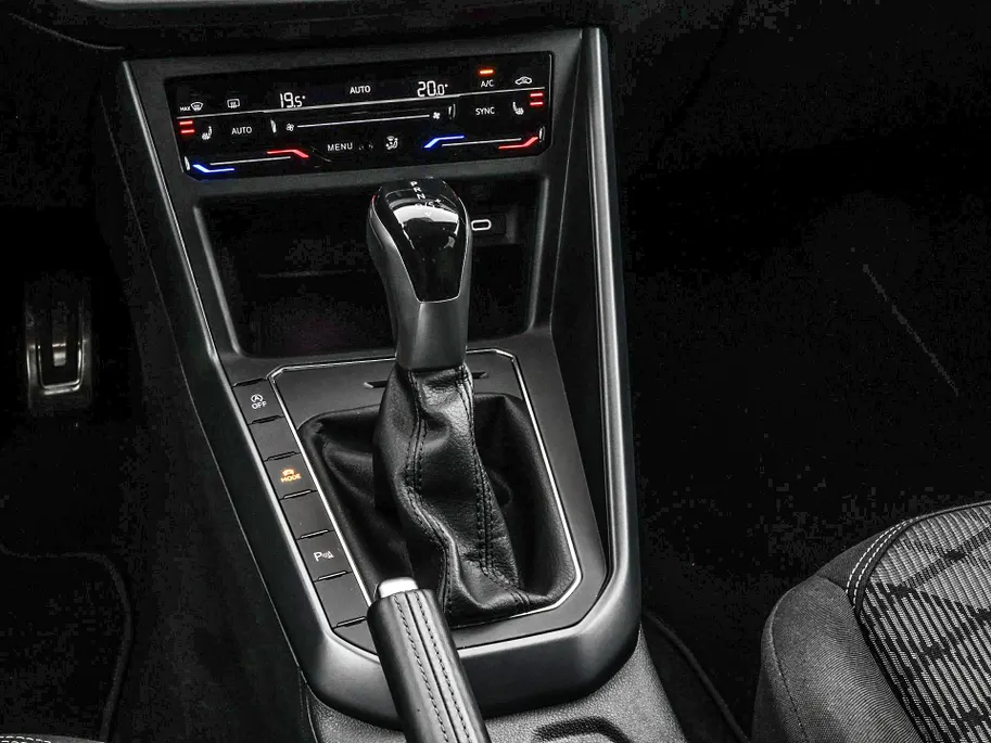 Volkswagen Polo 1.0 TSI 95pk DSG R-Line · Camera · Matrix LED · ACC · Stoelverwarming · Apple/Android Car Play · Sfeerverlichting · Verkeersbord Detectie ·