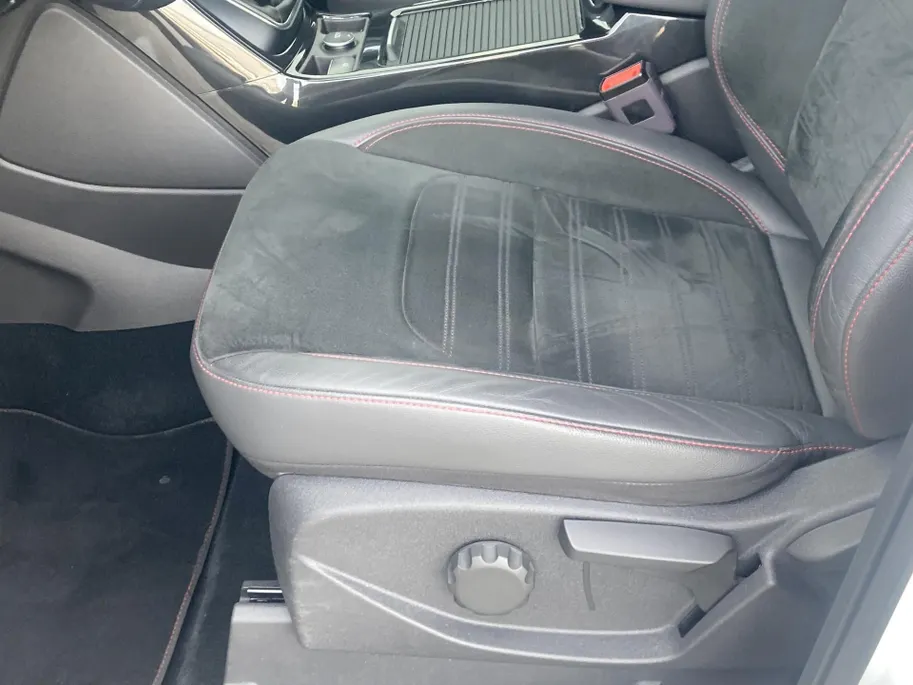 Ford Kuga 1.5 EcoBoost 150 pk ST Line afneembare - trekhaak - voorruitverwarming - groot navi