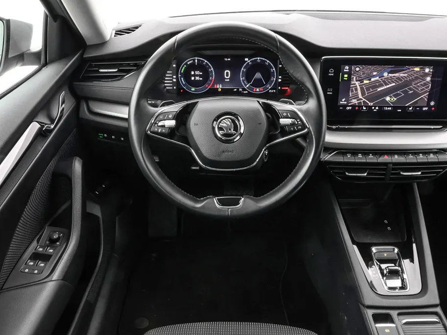 Škoda Octavia Combi 1.4 TSI iV PHEV 204pk DSG Business Edition · Stuur- & Stoelverwarming · Apple/Android Car Play · Cruise Control · Elek. Achterklep · Draadloze Telefoonlader ·