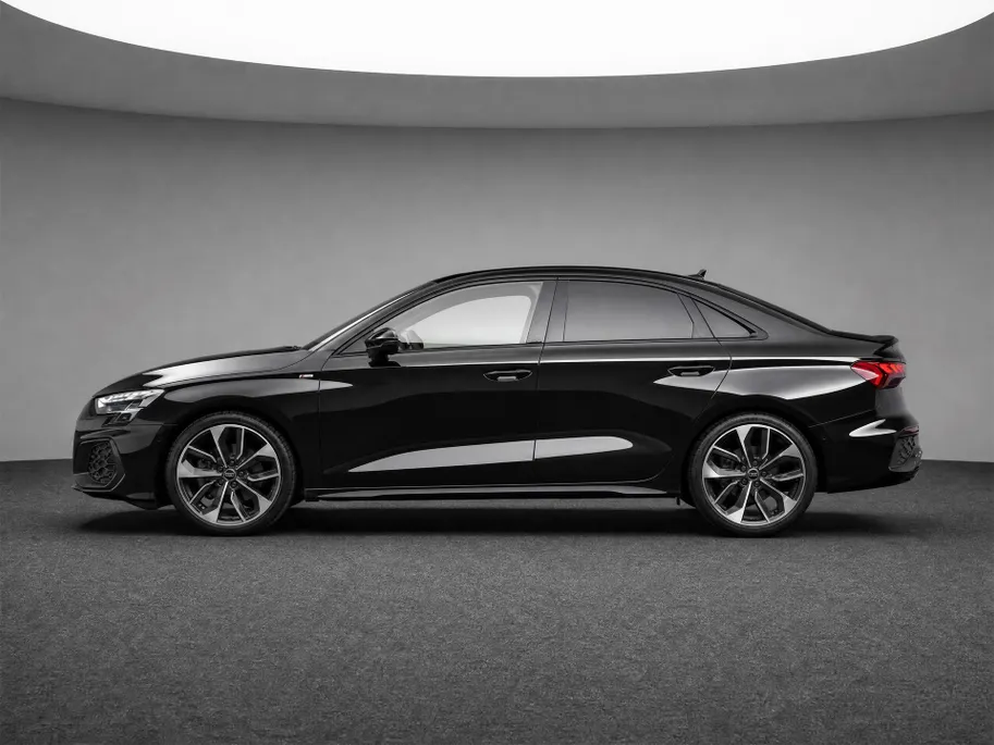 Audi A3 Limousine 35 TFSI S edition 150 PK · Tech plus · Glazen panoramadak · 19' inch Audi sport velgen 5-dubbelspaak-edge anthracietzwart glansgedraaid