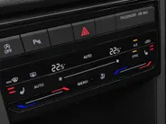 Volkswagen T-Cross 1.5TSI 150PK R-Line DSG · Trekhaak · Camera · Navigatie · Apple/Android Car Play · Stoelverwarming · Garantie t/m 01-10-2025