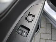 Kia Stonic 1.0 T-GDi MHEV DynamicLine | Stoelverwarming | Camera | Parkeersensor v+a | Clima | Navi | Apple Carplay/Android Auto | 15" LM | Cruise |