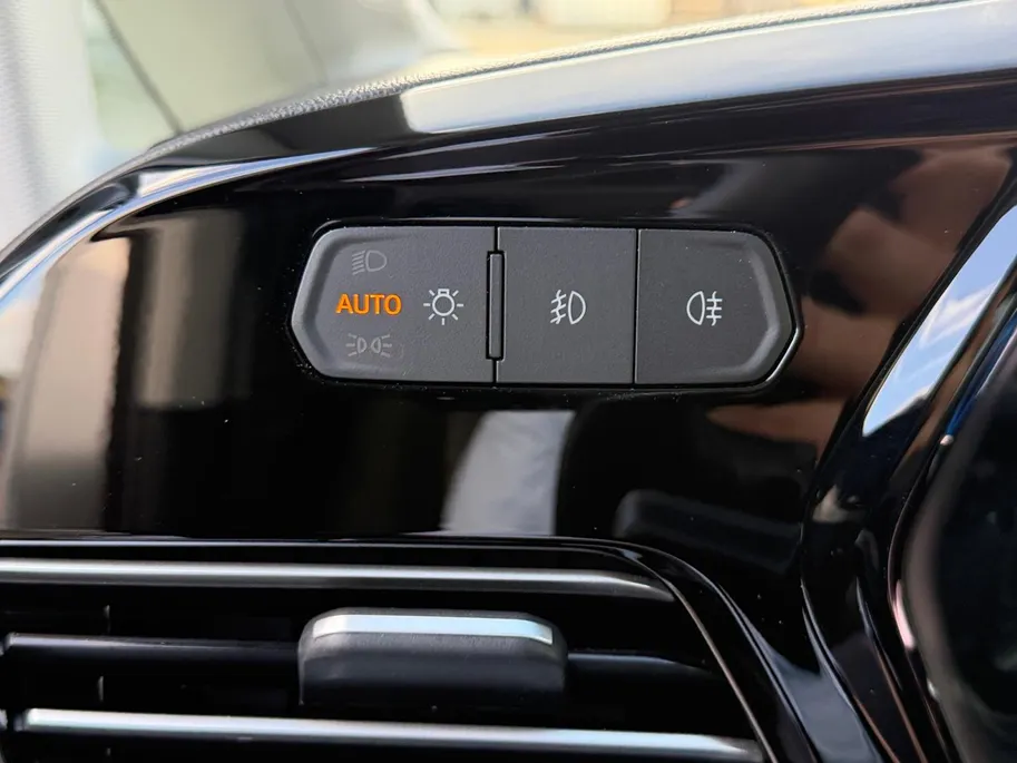 Ford Transit Connect 1.5 EcoBoost PHEV L2 Limited 150 pk Automaat | Adapt. Cruise control | Trekhaak | Parkeersensoren voor en achter | Achteruitrijcamera | Navigatie | Apple carplay & Android auto | BLIS | Voorruitverwarming | 17' inch lichtmetalen velgen |