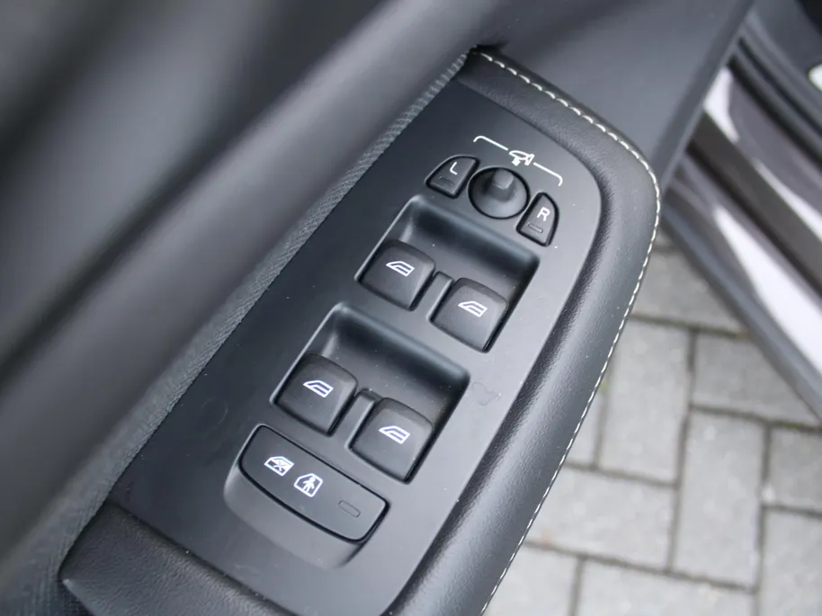 Volvo V60 2.0 T6 Plug-in hybrid AWD Plus Dark | Nappaleder | Trekhaak | HK audio | Schuifdak | Stuur-/stoelverwarming | Adap. Cruise | Dodehoek detectie | Geheugenstoelen | 360 Camera |