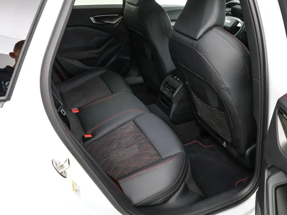 Audi A5 Avant 2.0 367pk S-tronic e-hybrid quattro S edition · 360 Camera · Wegklapbare Trekhaak · Bang & Olufsen Audio · Bijrijder Display · Zwart Optiek · 19'' Inch · Garantie t/m 26-07-2030 of 100.000