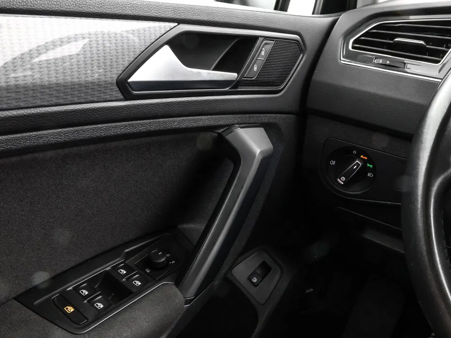 Volkswagen Tiguan 1.4 TSI eHybrid 245pk DSG Life Business · Camera · Inklap. Trekhaak · Stuur- & Stoelverwarming · Parkeerassistent · Apple/Android Car Play ·