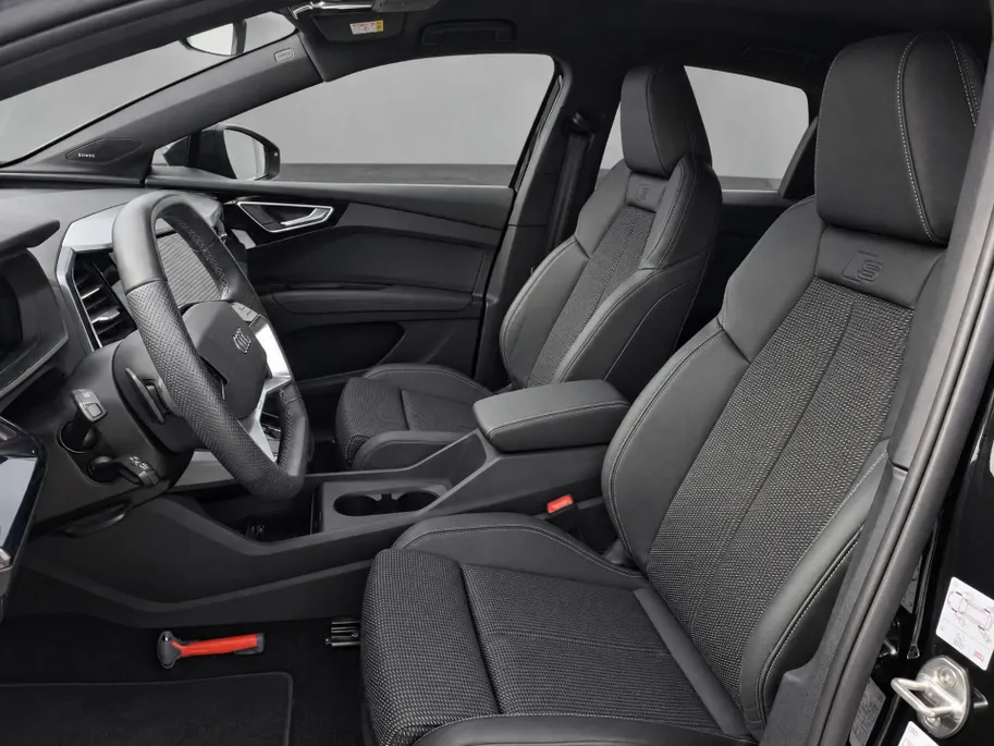 Audi Q4 Sportback e-tron 45 quattro 82 kWh / 285pk S Edition · SONOS · Trekhaak  · Camera  · Elektrische stoelverstelling · Stoelverwarming · Apple/Android Car Play · 20'' ·