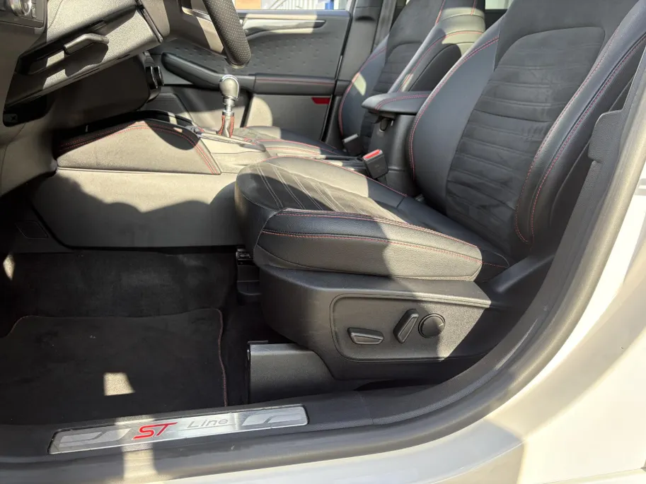 Ford Kuga 1.5 EcoBoost ST-Line X 150PK | PANORAMADAK | TREKHAAK 1800 kg | APPLE CAR PLAY - ANDROID AUTO | ADAPTIEVE CRUISE CONTROL