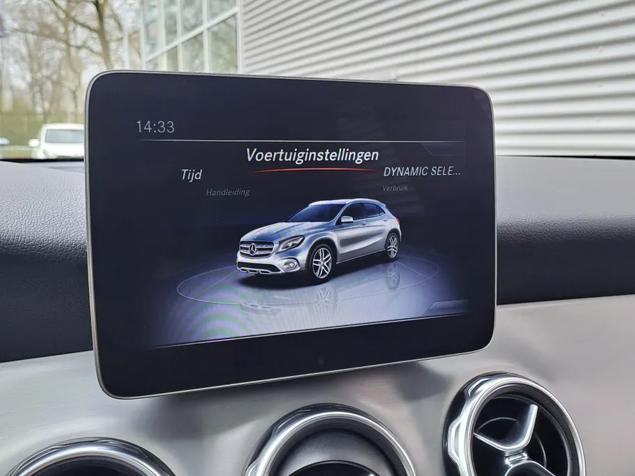 Mercedes-Benz GLA 180 Business Solution AMG AUTOMAAT | Trekhaak | Schuif/kanteldak | Navigatie | Camera | AMG-styling | Climate | Sensoren | Apple Carplay/Android Auto | Cruise | Stoelverwarming
