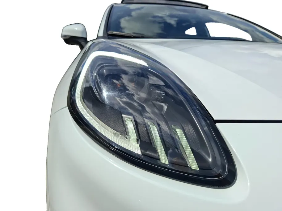 Ford Puma ST-Line | Stoel- stuur en voorruitverwarming | Trekhaak | Kantel / schuifdak | Adaptieve led koplampen | All weather banden