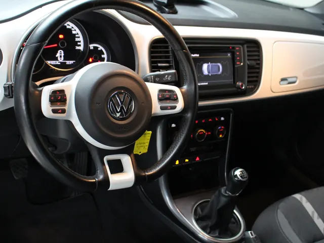 Volkswagen Beetle Cabriolet 1.2 TSI 105pk handgeschakeld | Navigatie | PDC | Stoelverw.|