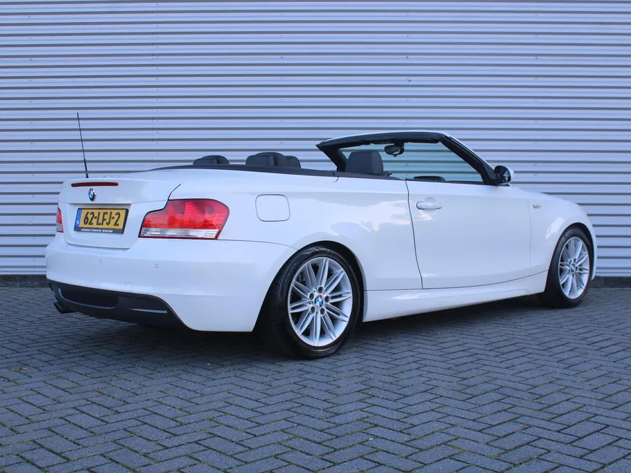 BMW 1 Serie Cabrio 118i Executive | M-Pakket | Stoelverwarming | 17' LM | Windscherm | Parkeersensor v+a | Trekhaak | Navi | Leer | Xenon | Clima |