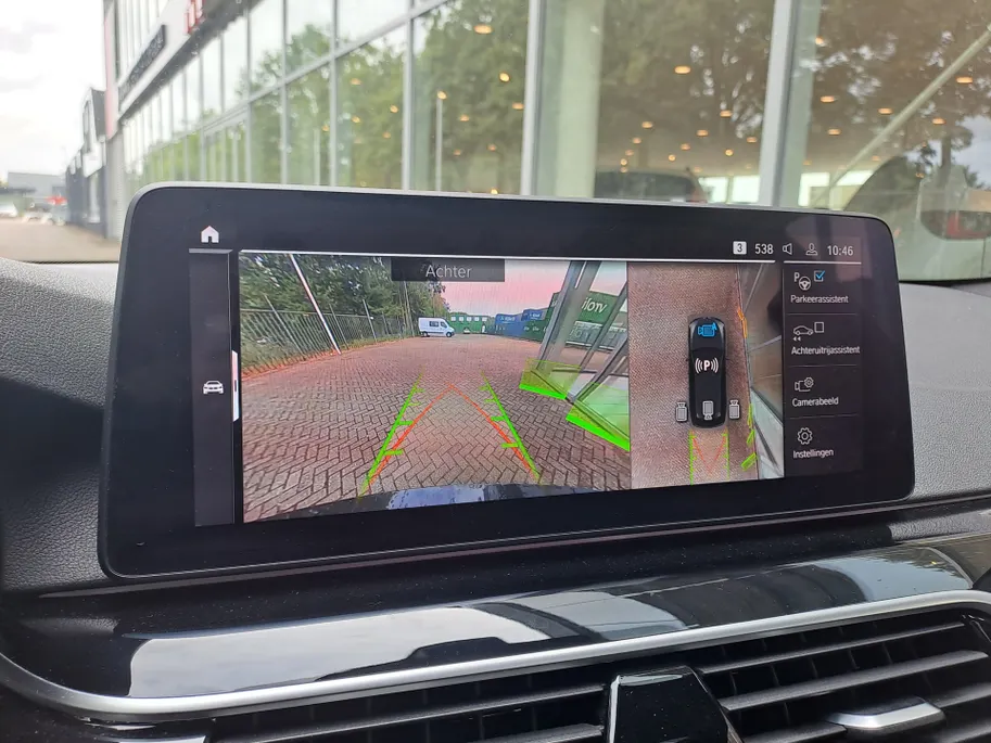 BMW 5 Serie Touring 530e xDrive M SPORT | Pano | Harman Kardon | 360 Camera | Head up | Elektrisch Wegklapbare Trekhaak | Voorstoelen verwarmd | Navigatie | Apple Carplay/Android Auto | Leer
