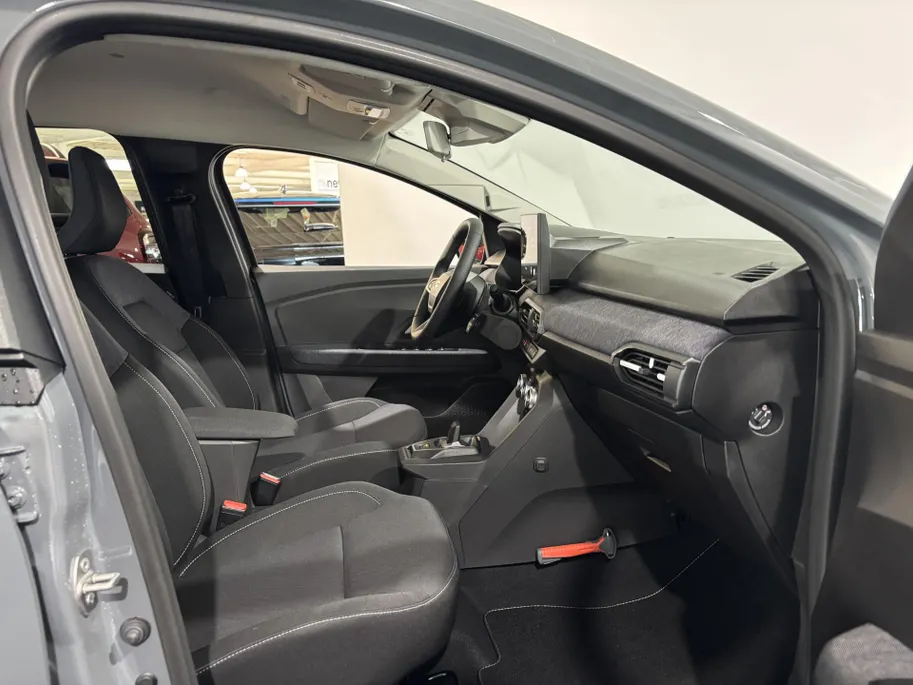 Dacia Jogger 155PK Hybrid Expression 7p. Automaat | DEMO | 7 Zitplaatsen | Camera | Parkeersensoren | Apple CarPlay/Android Auto | Cruise Control | Climate Control | Digital Cockpit | Armsteun | Licht & Regen Sensor |